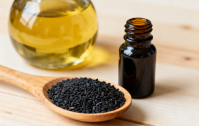 黑種草籽與黑種草油原料照片,展示黑種草籽油的植物來源